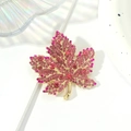 Eleganter Ahornblatt-Anstecknadel mit rosa Kristallen auf Goldbasis für Damen - Rosa