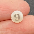 Perla in conchiglia bianca con numero 9 stampato per bracciali fai da te personalizzati - Numero 9 / Bianco