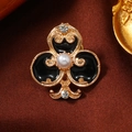 Spilla a forma di fiori di carte in oro con smalto nero, perla e strass lucidi - Fiore Nero