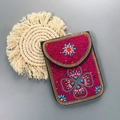 Sac bandoulière bohème fait main avec perles rose rouge et détails de fleurs gemmes - Symétrique Rose Rouge