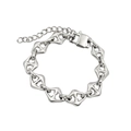 Dettaglio del bracciale a maglie geometriche argentate con chiusura sicura su sfondo bianco - Bracciale In Acciaio Ck940