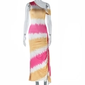 Dettaglio dell'abito tie-dye vivace con arricciature laterali e scollo monospalla - S / Giallo-Rosa