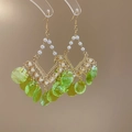 Detail van pareloorbellen met groene pailletten en gouden haken voor vrouwen - 18# Zilveren oorknopje - Groene Parel Gaas Stijl