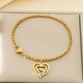 Détail du bracelet cœur en acier inoxydable doré avec des touches d'émail coloré - Coeur Email Coloré Mère Enfant (KB203652-Z)