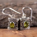 Pendientes vintage de plata con piedras ovaladas verde oliva y diseños de filigrana - Verde oliva