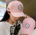 Casquette de baseball rose avec broderie smiley noire et lettrage Faith sur le côté - Adulte / Visage Souriant Rose
