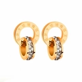 Vue détaillée des doubles anneaux romains interconnectés en acier titane plaqué or rose 18K - Boucles d'oreilles clous double anneau romain / Or