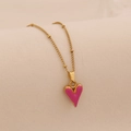 Detalle del collar dorado con colgante de corazón en esmalte rosa y pequeñas bolas de oro - Rosa Roja