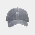 Detalle de gorra de béisbol gris lavada con textura vintage y bordado minimalista - Gris