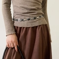 Nahaufnahme eines Bohème-Ledergürtels mit Sonnenblumen-Metallverzierung am Model - 4# Silber Schwarz