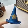Dettaglio molletta per capelli a cappello da mago con paillettes blu e stelle dorate - Cappello da Mago Blu