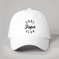 Detailansicht der weißen Baseballkappe mit schwarzem COOL Pops CLUB Vintage-Schriftzug - Einheitsgröße / Weiß