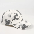 Dettaglio di motivi tie-dye e bordi sfrangiati su un cappello da baseball stile vintage - Nero e Bianco