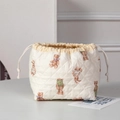 Dettaglio della borsa da viaggio in cotone trapuntato con stampe di orsi vintage - Orso Trapuntato