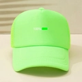 Neon groen trucker pet met 100 procent batterij icoon en ademende mesh panelen - Fluorescerend Groen