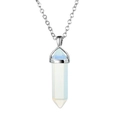 Collana con ciondolo esagonale in opale e catena argentata su sfondo bianco - Opalite
