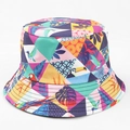 Détail d'un chapeau bob réversible coloré avec motifs de forêt tropicale et de perroquets - M(56-58cm) / Rainforest Patchwork Géométrique (42#)