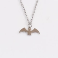 Collana con ciondolo a pipistrello in acciaio inossidabile lucido su sfondo bianco - Argento