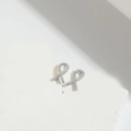 Orecchini a fiocco in argento con zirconi scintillanti su una superficie materica - Fiocco (Argento)