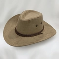 Vue détaillée du chapeau de cowboy en daim marron avec cordon tressé et œillets en métal - 58cm Taille Unique / Camel Foncé avec Corde Tressée