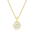 Detailopname van een gouden zeshoekige hanger met schelpinleg en metalen letter C - Witte Schelp C