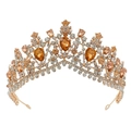 Dettaglio di una corona da sposa dorata con cristalli ambrati su sfondo bianco puro - Oro Rosa-Champagne