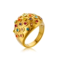 Dettaglio ravvicinato di un anello a cupola dorato con pietre di zircone multicolore - US 6 / Colorato