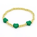 Dettaglio ravvicinato del bracciale con perline dorate e tre ciondoli a cuore in smalto verde - Verde