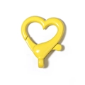 Dettaglio macro di una chiusura a moschettone gialla a forma di cuore per gioielli fai da te - Piccolo / Giallo