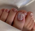 Makroansicht von rosaviolettem Katzenauge-Glitzereffekt auf eckigen Press-on-Fußnägeln - Gelber Gelee-Kleber + Nagelfeile-Set / Nude Pink Schimmer