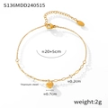 Vista dettagliata della cavigliera a cuore in acciaio al titanio placcato oro 18k con catena - Oro
