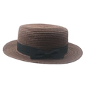 Détail d'un chapeau de paille marron café avec ruban noir et texture de tissage fine - café