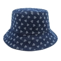 Dettaglio del cappello alla pescatora in denim blu scuro con cuori bianchi e trama - M (56-58cm) / Blu navy
