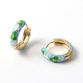Orecchini a cerchio d'oro vintage con fiori smaltati blu, verdi e bianchi - No.01 - Floreale blu verde bianco