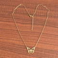 Detail van 18K vergulde vlinderhanger op een ketting in de vorm van een hartje - Vlinder / Goud
