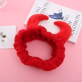 Détail d'un bandeau en peluche corne de diable rouge avec texture douce et élastique - Rouge Flanelle