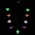 Halloween Halskette mit neun bunten LED-Totenkopf-Anhängern an einer schwarzen Schnur - 9 LED Bunte Geist Halskette
