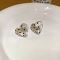 Orecchini a cuore retrò con pois neri in resina trasparente - Cuore Nero