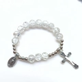 Dettaglio del bracciale con perle in vetro crackle, ciondolo a croce e medaglia ritratto - Stile 3 (Trasparente Craccato)