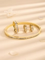 Luxuriöses Schmuckset aus goldfarbenem Titanstahl mit Zirkonia-Armband Ring und Ohrringen - Gold