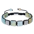 Detalle de pulsera trenzada con piedra cuadrada verde y cierre de cordón ajustable - Amazonita
