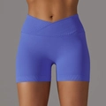 Dettaglio ravvicinato della vita alta incrociata a V sugli shorts da yoga viola - Taglia S / Pantaloni e gonne / Blu viola