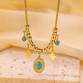 Detail van de gouden evil eye ketting met turquoise zon hanger en sterren op steen - Goud - Ovalen Turkoois Ketting