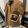 Bolso tipo almohada de felpa marrón con ribete de forro polar crema en un look invernal - Marrón