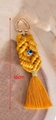 Portachiavi boho giallo fatto a mano con nappina, perla malocchio e chiusura a cuore oro - Stile Arancione / 16cm