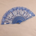 Éventail en dentelle bleue avec motifs roses et monture dorée sur tissu beige - Bleu Royal