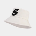 Dettaglio del cappello a secchiello in cotone bianco con lettera S nera ricamata - M (56-58cm) / Bianco
