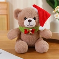 Orsetto di peluche natalizio marrone con cappello festivo e sciarpa verde a maglia - Cammello