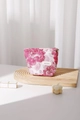 Detalle de la textura jacquard floral rosa del neceser con cremallera dorada de flor - Pequeño / Floral Rosa