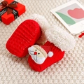 Detail von roten Weihnachts-Babysocken mit Fleece-Besatz und rutschfester Gummisohle - Bärtiger Weihnachtsmann / S (0-1 Jahre Anti-Rutsch)